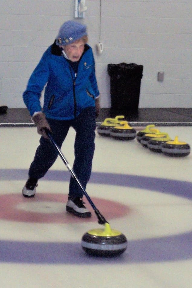 لولا هولمز تمارس رياضة الكورلينغ رغم تقدّمها في السنّ/Vancouver Curling Club